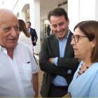 José María Rossell con Rosa María Cano y los diputados Fernando Giménez y Antonio Jesús Garcia.