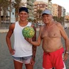 Darwin Núñez y Diego Fernández en la playa del Zapillo.