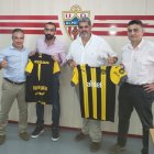 Representantes de Peñarol tras cerrar el acuerdo con el Almería en verano de 2019.