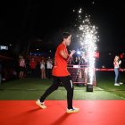 Rubi bailando en la pasarela rojiblanca en la fiesta del ascenso.