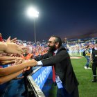 Mohamed El Assy se abraza a los seguidores del UD Almería.