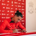 Darwin Núñez firmando su nuevo contrato con el Liverpool.