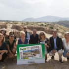Autoridades posando con el cupón dedicado a Los Millares.
