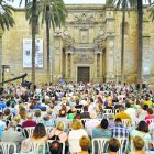 La imagen recoge a parte de los asistentes al mitin del PP en la Plaza de la Catedral de Almería cuando intervenía Alberto Núñez Feijóo.