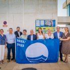 Autoridades de Ayuntamiento, Junta y el puerto antes del izado de la bandera.