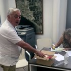 El interventor Angel, en el Palacio de los Marqueses de Cabra, abriendo su almuerzo.