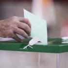 Una persona ejerce su derecho al voto en Almería este 19J.