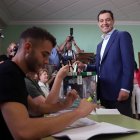 Juanma Moreno, este domingo votando en su colegio electoral