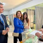 Carmen Crespo, cabeza de lista del PP en la provincia de Almería, votando en su colegio de Adra