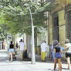 Almerienses caminando por el centro de la capital.