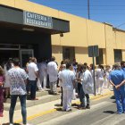 Personal sanitario de Torrecárdenas fue a despedir a los empleados de la cafetería en el día del cierre.