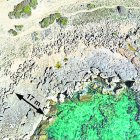 Restos de piedras arrojadas a la costa por un tsunami.