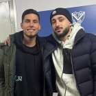 Lucas Robertone y Matías Vargas viendo el partido entre Vélez Sarsfield y River Plate.