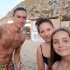 Darwin Núñez con dos aficionadas este domingo en Agua Amarga.