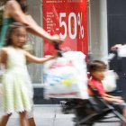 Día de rebajas en el Paseo de Almería