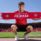 Arnau Solá ha firmado esta mañana el contrato y conoció el Estadio.