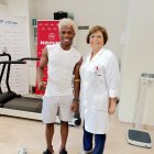 Largie Ramazani con la doctora gerente de Vithas, Pilar Espejo.