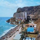 Playa de El Palmer con los coches en la arena y al fondo el primitivo Hotel La Parra.