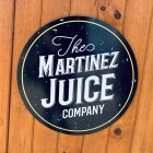 Logotipo de la empresa \"The Martinez Juice Company\".