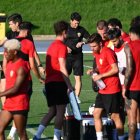 Rubi mirando el reloj en la primera sesión de los rojiblancos.