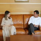 Elena Gómez en su reunión con el alcalde de El Ejido en el Ayuntamiento.