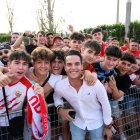 Diego Plaza con los aficionados del Almería en el Power Horse.