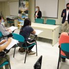 Francisco Góngora, alcalde de El Ejido, charlando ante un grupo de jóvenes.