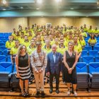 Amat junto a los operarios contratados.