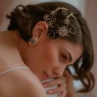 Imagen realizada por Fran Leonardo y María Teresa del tocado de Airun Tocados recogida por Hola Novias