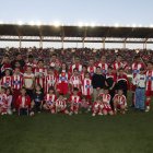 Los jugadores del UD Almería posando con sus fieles seguidores.