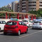 Vehículos de diferentes autoescuelas almerienses en la Avenida Federico García Lorca de la capital.