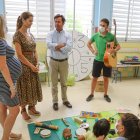 El alcalde de El Ejido, Francisco Góngora, visitando la escuela de verano.