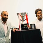 Mohamed El Assy con Ronadinho en el palco del Power Horse Stadium.