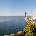 Panorámica de la entrada del Puerto de Almería con el crucero de lujo Wind Surf.