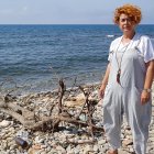 Amparo Ramírez, concejal del PSOE, en la playa de El Bobar