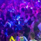 Varias personas asisten a la fiesta Flower Power en la discoteca Pacha Ibiza el pasado junio.