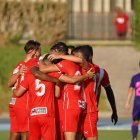 Los jugadores rojiblancos celebran el único tanto del encuentro.