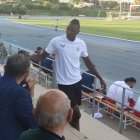 Sadiq saluda a Mohamed Adel en presencia de Mohamed El Assy.