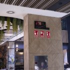 Un termómetro marca 27.5º en la cafetería de un centro comercial.