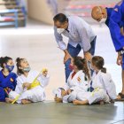 Juanjo Segura con los más pequeños de la escuela.