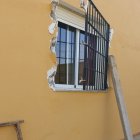 Los ladrones arrancaron la reja de cuajo para robar este lunes.