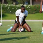 La estrella Sadiq en el campo Anexo del Power Horse Stadium. 