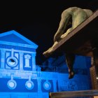 Fachada del Teatro Apolo iluminada de azul