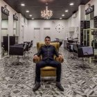 David Robles en su salón, inspirado en las casas señoriales de Berja. (FOTO: Carmen Pascual).