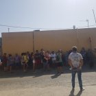 Vecinos de Cortijo Guillén concentrados tras los últimos robos.