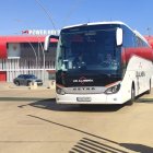 El autobús del Almería, saliendo del Estadio este domingo.