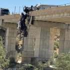 Imagenes del estado del camión durante el rescate del conductor por los bomberos.