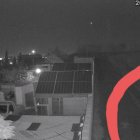 Imagen de los tres individuos, captada por una cámara de seguridad