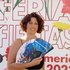 La pintora e ilustradora Sol Ruiz con su abanico.