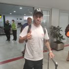 Adri Embarba este lunes en el Aeropuerto de Almería.